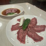 手塚屋 - 手前　タン　　奥　ハラミ