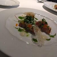 レストラン ペルージュ - 軽く炙ったマグロのカルパッチョとタルタル