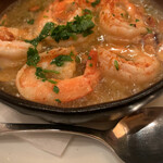 ラ・コシーナ・デ・ガストン - 海老のアヒージョ〜大きな海老がプリっプリ〜さらっとして‥いますが〜ガーリックたっぷりで‥味わい深い〜絶対外せない逸品〜♡‥