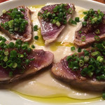 リ・カーリカ - カツオの炙りカルパッチョ
      タマネギソース添え