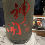 酉乃市 - エチケットの撮影用にボトルを置いてくれるよ