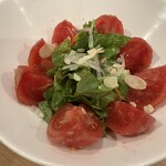 デリー - ドレッシングが俊逸なトマトサラダ