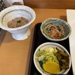 とんかつ しお田 - 塩辛と小鉢（2025年4月6日撮影）