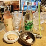 8 base - 奥）左：ジョミハイ、右：八戸三島チューハイ　手前）お通しの南部せんべい にんにく味噌添えと、お漬物の乗ったごま豆腐（？）