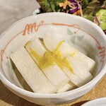 8 base - 山芋と菊のピクルス