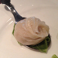 開化亭 - 海老入り小籠包、3個で900円。一口食べれば、美味しさが鼻をぬけ、次に舌と口に、波のように押しては寄せる。
