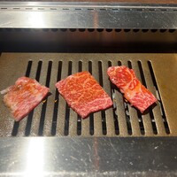 焼肉 じゅん - 右からカルビ、赤身、上ロースと