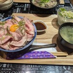 食匠 なる花 - ローストポーク丼　サラダ　卵スープ付き