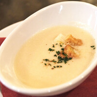 BISTRO FAVORI 代官山 - プレフィックスランチ 3500円 の新玉ねぎのポタージュ