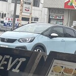 マヤデビ - なんだかいい感じの色合いのクルマが居た。どんな人が乗ってるのかな。と思っていたら、しばらくしておぢさんが来て乗り込んで去って行った^_^