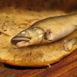 Ata - 鮎の塩パン蒸し焼き、岩塩、ライム、バイマックルで4