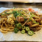 風の街 - ホルモン焼きうどん　1,100円(税込)  ※割と具だくさん