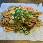 風の街 - ホルモン焼きうどん　1,100円(税込)  ※紙が敷かれていて、鉄板を汚さないので、こちらとしても、ありがたい