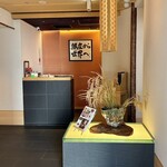 鮨 銀座おのでら 弟 - 入り口を入ったホール