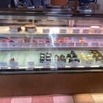 光と風の菓子工房 アトリエ ル・ミュゲ - 午後2時過ぎ、人気のものは売り切れ