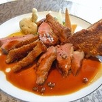 シュマン - ブレス産バルバリー種鴨胸肉のローストと腿肉コンフィのブロシェット　山椒とオレンジの香るビガラードソース