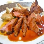 シュマン - Supremes de CANARD barbarie roti et brochette de sa cuisse sauce bigarade au poivre japonais sansho