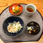 季節料理　なかしま - 取り分けて頂いた寒鰆の炊き込みご飯に自家製香の物とお味噌汁です(o^^o)