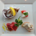 シェルポ - 前菜4種盛り合わせ（季節の生牡蠣・本まぐろのカルパッチョ・カプレーゼ・本日の一品）