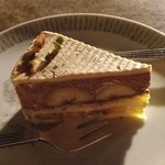 ROQUEFORT CAFE - チョコバナナケーキ☆
フレッシュなバナナとまろやかなチョコクリーム(´∀｀)
美味しかった♪