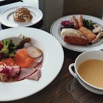 レストラン シンフォニー - １巡目、昨日いろいろ食べたので軽くの予定。エッグベネディクトがいいサイズ感でおいしかった。次があるならリピ確定。