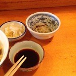 尾張家 - 小鉢は白菜の浅漬けと春雨サラダ