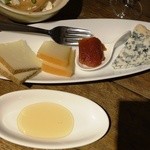 浅草六区ばる - スペイン産チーズ盛り合わせ(3種)1,100円
