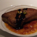 このコースのスペシャリテ：フォアグラのポワレをのせたカボチャのブリュレ