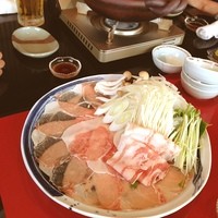 琉球ダイニング桃香 - アグー豚のしゃぶしゃぷ
                
                親しい家族と合流して食事会。
                濃い出汁のしゃぶしゃぷはタレにつけなくても大丈夫。こんなしゃぶしゃぷ初めて。
