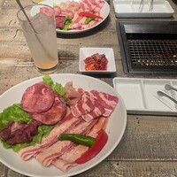 代官山焼肉 kintan - 奥の、お好みのトッピングで選んだクリームチーズキムチ最高です