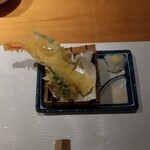 大山鶏と鮮魚 居酒屋 まいか - 大海老天婦羅とさより新緑揚げ 