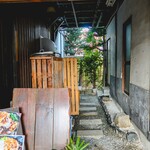 ヨコクラうどん - 奥に見える庭園が素敵