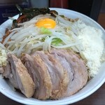 ラーメン二郎 横浜関内店 - 大豚・汁なし＋粉チーズ、ニラキムチ