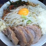 ラーメン二郎 横浜関内店 - 大豚・汁なし＋粉チーズ、ニラキムチ