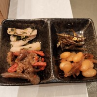 近江牛もりしま 寛閑観ここ滋賀店 - 日野菜の桜漬け　エビ豆　ワカサギ　赤こんにゃくと牛肉佃煮