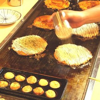 Okonomiyaki Ponkichi - これが楽しさの秘密★全ての席が、たこ焼き・お好み焼き両方焼ける特注鉄板！食べ放題コースも人気です☆