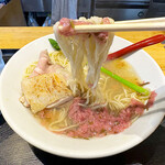 超純水採麺 天国屋 - 桜ソースと麺をいただきます