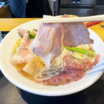 超純水採麺 天国屋 - 「肉入り」にすると載る、低温調理の豚肩ロースチャーシュー