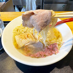 超純水採麺 天国屋 - チャーシューで麺を包んでいただきます