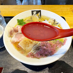 超純水採麺 天国屋 - 蛤の出汁特有の薄白の出汁に旨味の多い白醤油を合わせたスープ