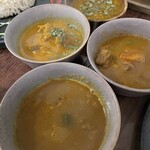 Epice舞 - チキンカレー　キーマカレー（奥）根菜もつ煮カレー×2(手前)