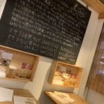 レインボウスパイス カフェチャイストール - 居心地の良い店内。お一人様用の席もあります。