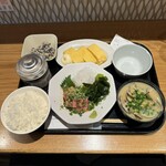 梅山鉄平食堂 - 五島・本マグロ中トロ胡麻定食＆出汁巻き玉子
