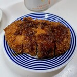 肉のまえかわ - ナイノワアゲマスヨ 品切れカラになって立ちすくんでいた私にお姉さん。なのでラッキーなことに揚げたてにありつけました！