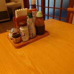 とんかつ 小龍 - ソースにケチャップ、醤油に塩、からしに御座います
      
      