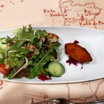 Nazare - サラダとポルトガルのコロッケ