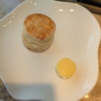 Jean-Georges Tokyo - 個人的には初めに出てきたスコーンが一番美味しかった〜！あと、２種類？は出ました！