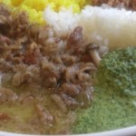 和レー屋 丁子 - ホワイト和レーアップ、緑がパクチーソース