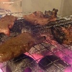炭火焼肉 ホルモン ひろちゃん - 赤肉を焼いている姿