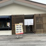炭火焼肉 ジパング - 炭火焼肉ジパングさん。駐車場はお店前に3台のみ。他の駐車スペースは500円有料。